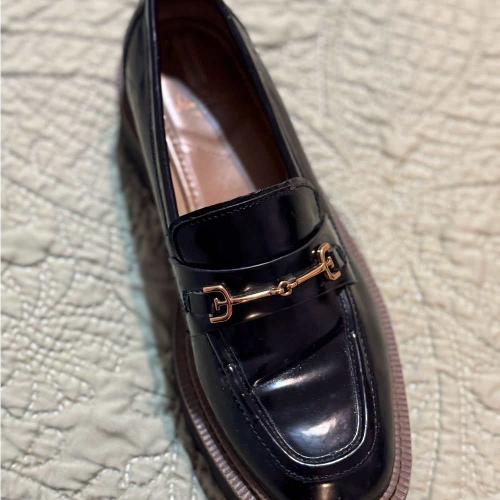 SAM EDELMAN Elegant Black Loafer with Gold Accent